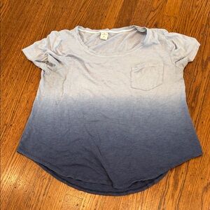 🌊 Hollister Blue Ombre Casual Tee w/ Dolphin Hem • Medium